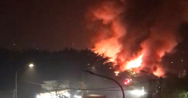 Nước ngập chưa kịp rút, nhà xưởng ở Hà Nội lại bốc cháy dữ dội