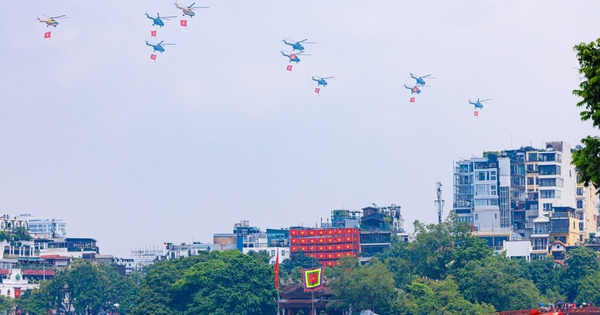 Mãn nhãn: Trực thăng kéo cờ, tiêm kích xé gió bay lượn trên bầu trời Hà Nội, người dân thích thú hò reo theo những tiếng vang rền