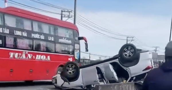 Ô tô "phơi bụng" trên Quốc lộ 1, ùn tắc giao thông