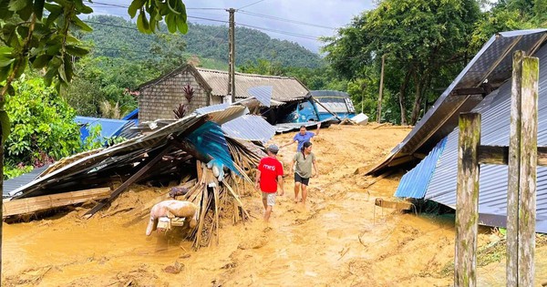 Lũ quét bất ngờ đổ về, người dân tháo chạy, cả bản tan hoang