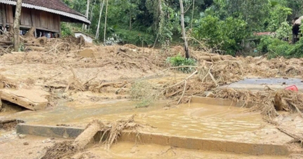 Bí thư xã ở Thanh Hoá kể phút lũ quét ập xuống, vùi lấp loạt ngôi nhà