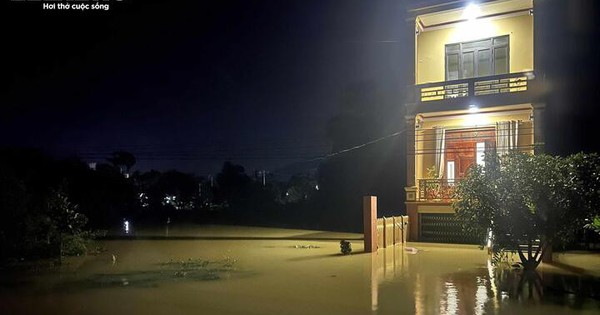 Nước sông ở Thanh Hoá lên cao nhấn chìm khu dân cư, xóm làng tan hoang sau lũ