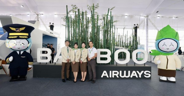 Hàng ngàn lượt khách ghé thăm không gian trưng bày của Bamboo Airways trong ngày đầu Triển lãm Thành tựu Đất nước