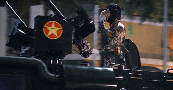 Trước giờ G tổng duyệt A80: Hà Nội không ngủ, người dân đội mưa hò reo khi dàn khí tài quân sự di chuyển trên đường lúc 3 giờ sáng