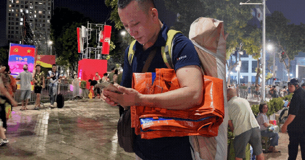 Còn 36 tiếng mới đến buổi Tổng duyệt, người dân đã trải bạt nhận chỗ qua đêm ở Ba Đình, lực lượng chức năng nhanh chóng có mặt