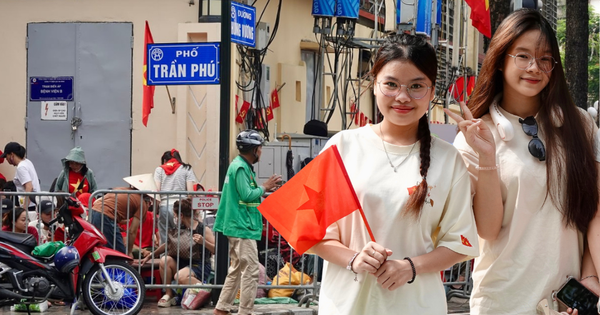 24 tiếng trước giờ Tổng duyệt A80: Người dân trải bạt, “cắm trại” giữ chỗ đẹp chờ xem diễu binh