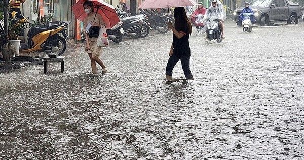 Khẩn: 3 tiếng nữa, hàng loạt khu vực Hà Nội sẽ mưa dông, người dân xếp hàng chờ diễu binh đề phòng lốc, gió giật mạnh