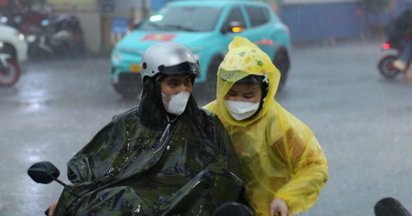 Người dân TP.HCM đội mưa, vật vã qua cửa ngõ kẹt cứng về quê nghỉ lễ 2/9