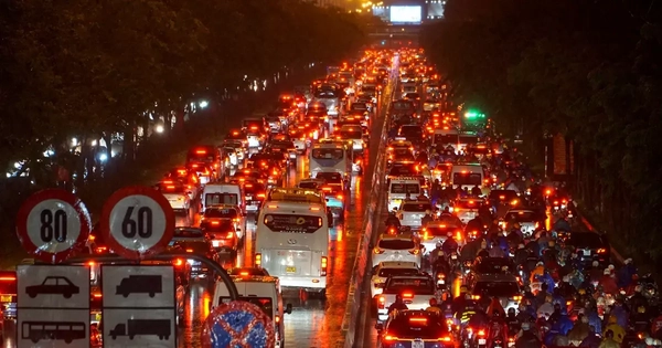 Kẹt xe kinh hoàng ở TPHCM sau mưa lớn