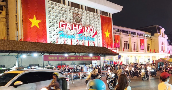 VIDEO: Thuê khách sạn VIP nhưng trải nilon ngủ vỉa hè chờ tổng duyệt diễu binh