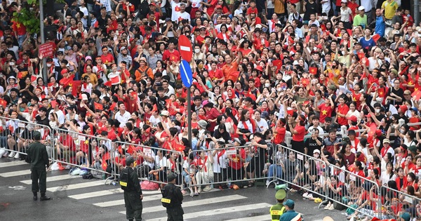 Hà Nội sau đêm "thức trắng": Nơi đâu cũng là sắc đỏ tự hào, toạ độ nào cũng mang dáng vẻ hoà bình, độc lập