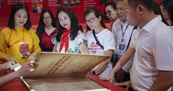 Thế hệ trẻ được truyền lửa khi nghe các bậc lão thành kể về một thời đầy khát vọng độc lập, tự do của cha anh