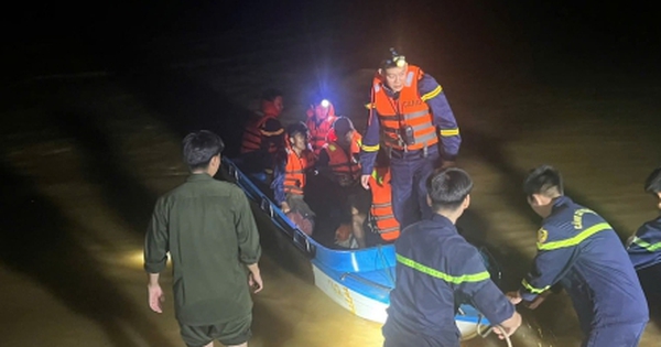 Cứu 11 người bị mắc kẹt 2 ngày trong rừng do mưa lũ