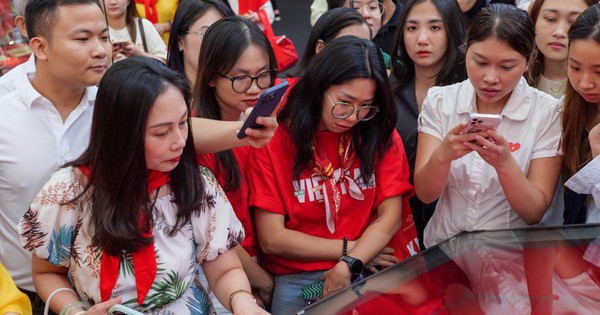 Giới trẻ tự hào và xúc động trước hành trình 95 năm Cờ Đảng soi đường