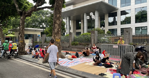 Còn 2 ngày mới tới Lễ diễu binh chính thức, nhiều con phố tại Hà Nội đã kín người giữ chỗ