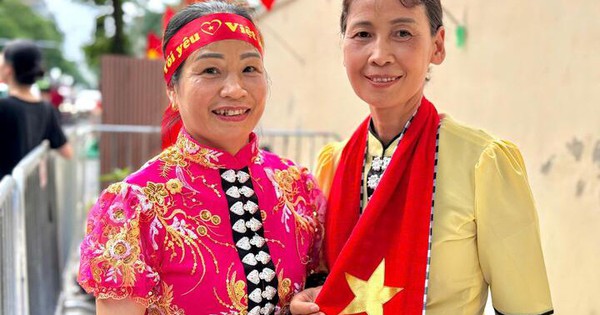 Cả bản góp tiền, 2 phụ nữ Thái khăn gói xuống Hà Nội chờ 45 tiếng xem diễu binh