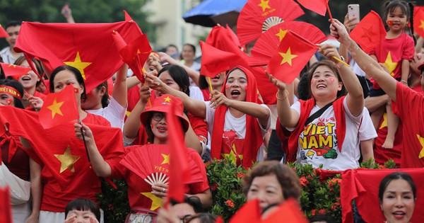 Những ngày tháng 9 rực rỡ sắc đỏ: Khi tình yêu nước thắp sáng từng góc phố