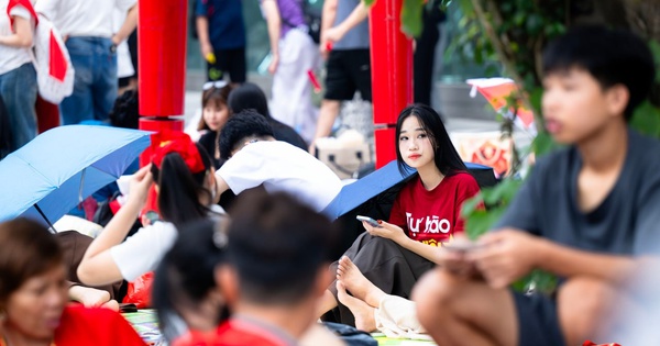 Đếm ngược đến giờ G: Trung tâm Hà Nội rực rỡ sắc cờ, dòng người háo hức giữ chỗ từ sớm để đón xem diễu binh mừng Quốc khánh 2/9