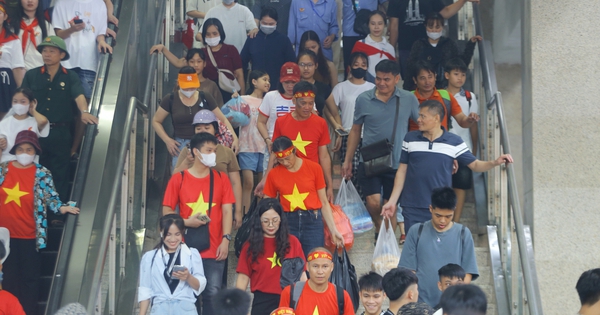 Miễn phí vé, ga tàu Cát Linh - Hà Đông chật kín khách đi xem diễu binh Quốc khánh 2-9