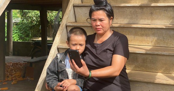 Từ Hà Nội đến Sơn La: Triển lãm 95 năm Cờ Đảng soi đường chỉ cách một cái chạm tay