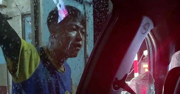 TP HCM: Bắt nam thanh niên đập vỡ kính taxi công nghệ