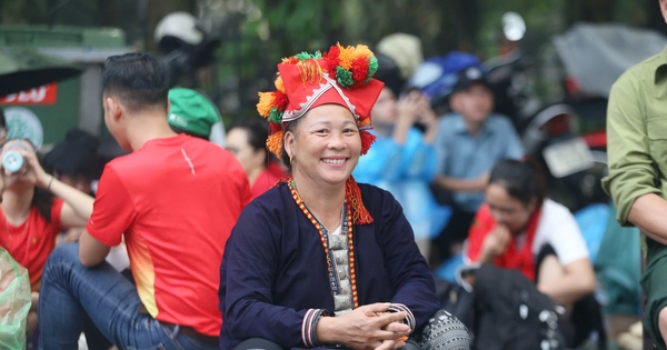 Gia đình người dân tộc Dao Đỏ từ Lào Cai về Thủ đô xem diễu binh, xúc động khi được "tiếp tế"
