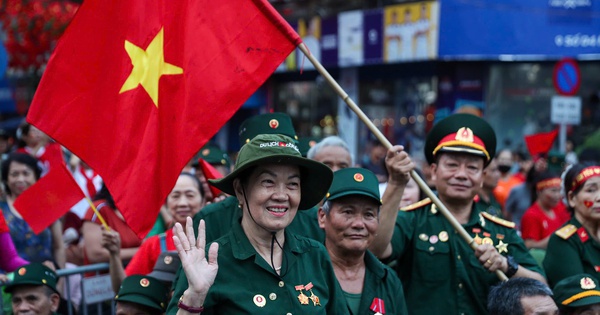 Xúc động chứng kiến cựu chiến binh 95 tuổi ngồi xe lăn tới xem diễu binh