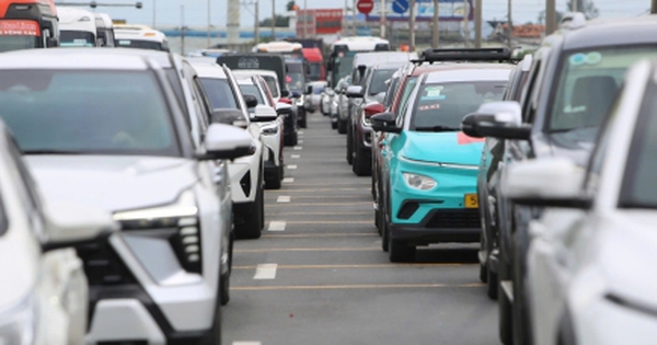 Người dân tranh thủ về sớm, đường vào TP.HCM kẹt cứng từ chiều 1/9