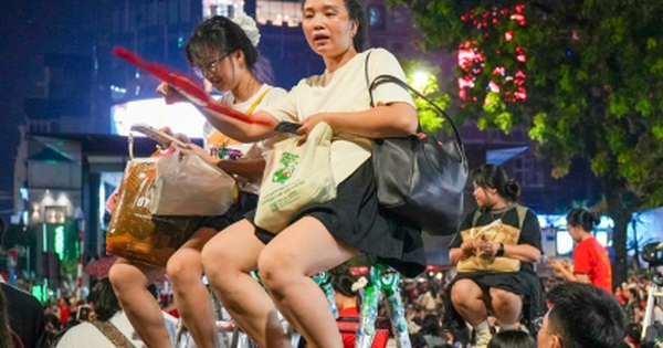 Không ngại giá "chát", người dân đổ xô thuê thang xem diễu binh A80