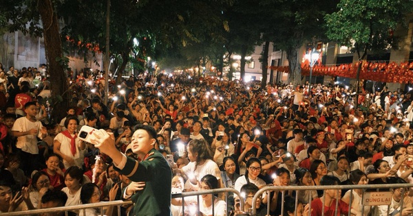 Ngồi kín vỉa hè, hát vang cả đêm: Người dân biến phố phường Thủ đô thành lễ hội, quyết không bỏ lỡ một giây phút ngày lịch sử