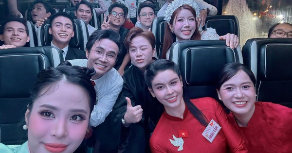 Khối nghệ sĩ tươi rói chuẩn bị diễu hành lễ 2/9...