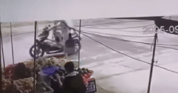 Bé trai 7 tuổi tử vong sau khi vặn tay ga xe máy: Camera hé lộ 48 giây trước bi kịch đau lòng