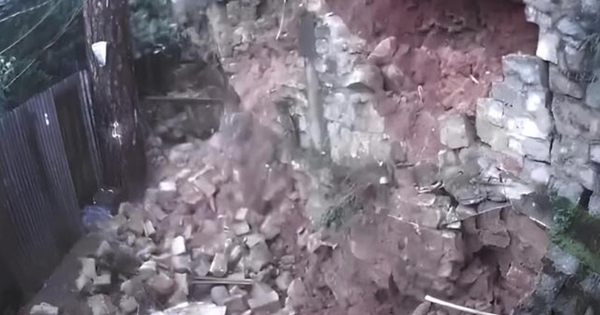 Bờ taluy cao 3m đổ ập xuống con hẻm ở Đà Lạt