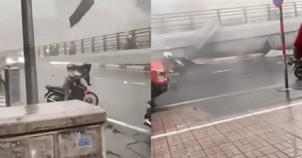 Kinh hoàng clip mảnh tôn bay loạn xạ giữa mưa dông ở TP.HCM, người đi đường hú vía tránh né