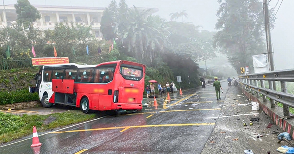 Lào Cai: Xe khách gặp sự cố khi cua dốc trên Quốc lộ 4D, 3 người bị thương nặng
