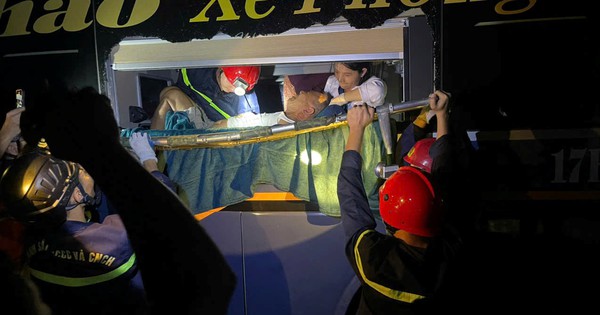 Xe khách va chạm với ô tô tải trên cao tốc, cảnh sát giải cứu 12 người bị mắc kẹt