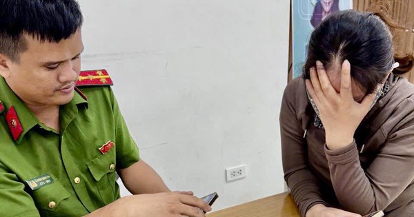 Người phụ nữ rút sổ tiết kiệm 300 triệu tại Vietcombank, chuẩn bị chuyển khoản 120 triệu thì công an yêu cầu ngừng giao dịch