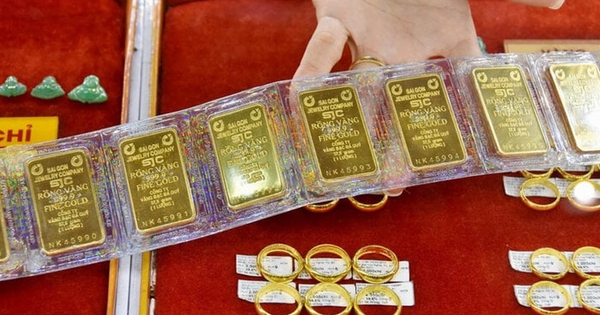 Giá vàng tăng thì sợ đu đỉnh, giá giảm lại chờ bắt đáy, người phụ nữ thừa nhận: "Vì suy nghĩ đó mà đến nay chưa có một chỉ vàng nào"