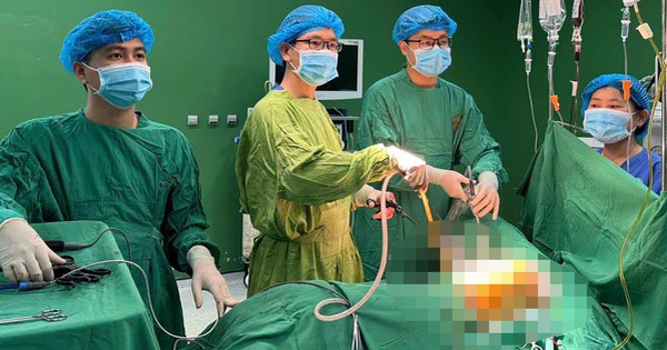 Một học sinh lớp 7 bị đâm nguy kịch trong sân trường