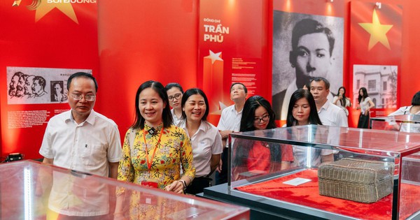 Khơi nguồn tự hào từ triển lãm “95 năm Cờ Đảng soi đường”