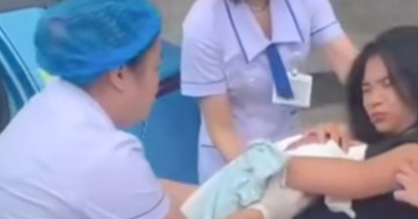 Chồng đỡ đẻ cho vợ trong taxi trên phố Hà Nội