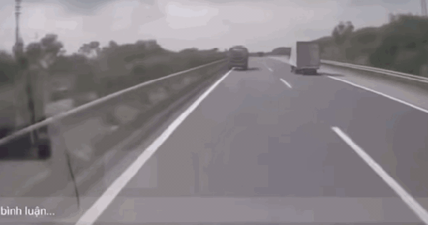 Tông vào xe bồn tưới cây tại làn ngoài cùng bên trái, xe limousine biến dạng, nhiều người bị thương