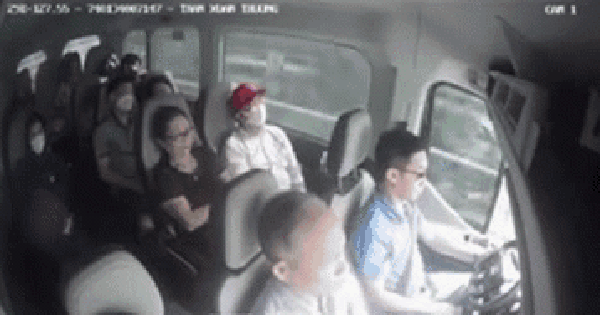 Khoảnh khắc đâm xe liên hoàn, xe khách văng khỏi đường: Nhiều người bị thương nằm la liệt trên cao tốc