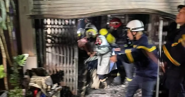 Hà Nội: Cảnh sát phá cửa, cứu 3 mẹ con mắc kẹt trong ngôi nhà đang cháy