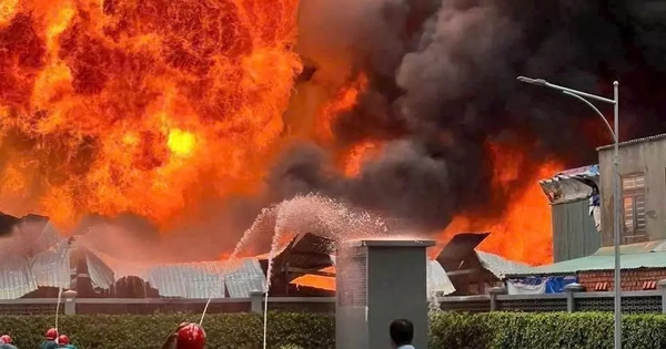 Cháy dữ dội xưởng sơn ở TPHCM, 3 người nghi bị mắc kẹt bên trong