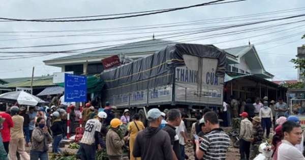 Xe tải lao thằng vào chợ chuối ven quốc lộ ở Quảng Trị, 6 người thương vong