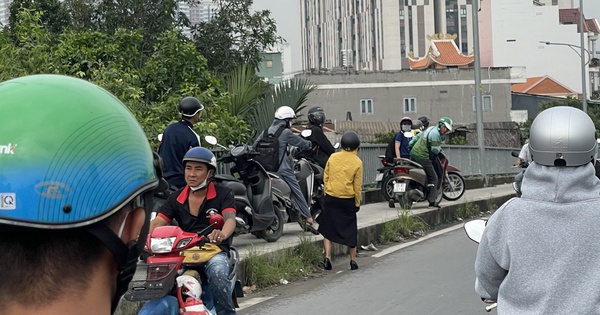Nhìn thấy bóng CSGT, đám đông xe máy "cuống cuồng quay đầu"