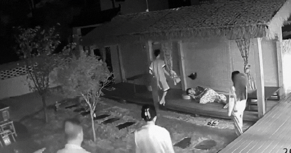 Clip lạ lúc 0h đêm: Cả nhà sững sờ nhìn chàng trai cầm chiếc gáo lặp đi lặp lại hành động khó tin rồi lặng lẽ trở vào nhà