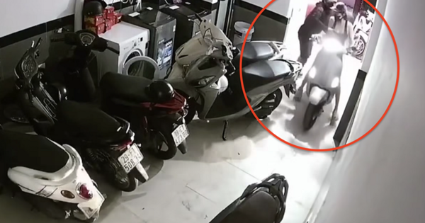 Clip gây phẫn nộ: Gã đàn ông bịt mặt xông vào chung cư mini ở Hà Nội, sàm sỡ cướp túi xách khiến cô gái hoảng loạn trong đêm