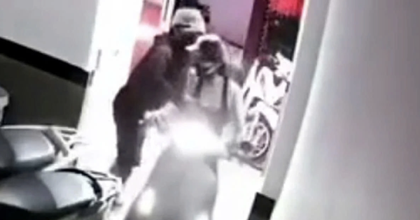 Người đàn ông bịt mặt sàm sỡ, giật túi xách 1 cô gái tại chung cư mini